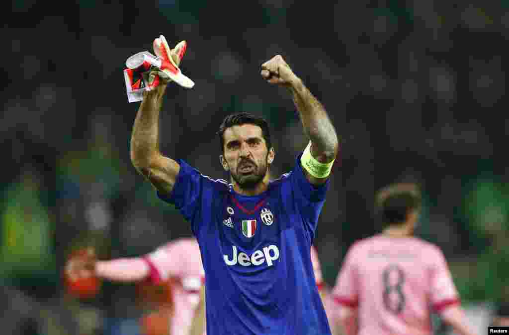 Gianluigi Buffon lors d&#39;un match de football du groupe D de la Ligue des Champions à Moenchengladbach, Allemagne, le 3 novembre 2015.