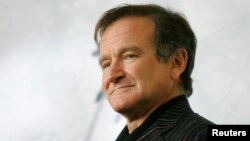 Robin Williams poses for photographers during a photo call, Nov. 15, 2005. 