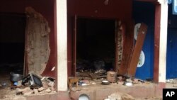 Sur cette photo prise sur un téléphone mobile, les débris jonchent la rue après l'explosion de deux bombes dans une mosquée de Jos, au Nigeria, le 6 juillet 2015.