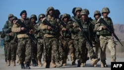 
Tentara dari Tentara Nasional Afghan berbaris dalam sebuah sesi latihan oleh tentara-tentara Italia dari misi Resolute Support Mission NATO di pusat latihan militer di luar Herat, 9 Februari 2017.
