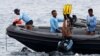 Seorang anggota TNI AL terjun ke laut untuk melakukan penyelaman di lokasi jatuhnya pesawat Lion Air nomor penerbangan JT610 di lepas pantai Karawang, Jawa Barat, 30 Oktober 2018.