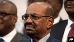 ប្រធានាធិបតីស៊ូដង់​ Omar al-Bashir​ នៅ​ក្នុង​ការ​បើក​កិច្ច​ប្រជុំកំពូល​សហភាព​អាហ្វ្រិក​ក្នុង​ទីក្រុង​Johannesburg កាលពីថ្ងៃទី១៤ ខែមិថុនា ឆ្នាំ២០១៥។ ចៅក្រម​អាហ្វ្រិកខាង​ត្បូង​បាន​ចេញ​បញ្ជា​ដល់​អាជ្ញាធរមិនឲ្យ​លោក​ចាក​ចេញ​ពី​ប្រទេស​អាហ្វ្រិក​ខាង​ត្បូង​ទេ​ ពីព្រោះ​តុលាការ​អន្តរជាតិ​បាន​ចេញ​បញ្ជា​ចាប់​ខ្លួន​លោក។
