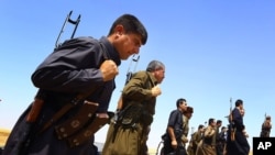 Pasukan Peshmerga berjaga-jaga di pinggiran Mosul (foto: dok).