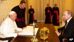 Paus Fransiskus menerima kunjungan Presiden Rusia Vladimir Putin (kanan) di Vatikan hari Senin (25/11). 