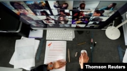 Arhiva - Student od kuće prati online nastavu uz pomoć Zoom aplikacije.