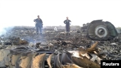 Aparat Kementerian Darurat Ukraina di lokasi jatuhnya pesawat Malaysia Airlines penerbangan MH17 di desa Grabovo, provinsi Donetsk.