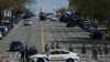 Des agents des forces de l'ordre surveillent les rues entourant le Capitole et les bâtiments du Congrès à la suite d'une menace de sécurité au Capitole des États-Unis à Washington, D.C., États-Unis, le 2 avril 2021.
