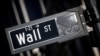 Una señal indica la calle donde se ubica el distrito financiero de Nueva York en EEUU.