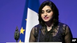 Aktivis Pakistan Gulalai Ismail memberikan pidato pada saat menerima Penghargaan Pencegahan Konflik, di Jacques Chirac Foundation di Paris, 24 November 2016.