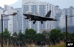 2018 '맥스선더' 미한 연합훈련에 참가한 미 공군 소속 F-22 전투기가 16일 임무를 마치고 광주 전투비행장에 착륙하고 있다.