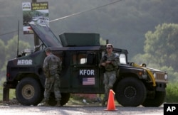 Arhiva - Američki pripadnici KFOR-a stražare na kontrolnom punktu na putu ka Leposaviču, severno Kosovo, 8. avgusta 2023.