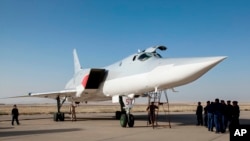 Pesawat jenis Tu-22M3 milik Rusia di pangkalan militer dekat Hamedan, Iran (15/8). Pesawat-pesawat tempur Rusia melangsungkan serangan udara di Suriah pada hari kedua, Rabu (17/8) dari pangkalan ini.