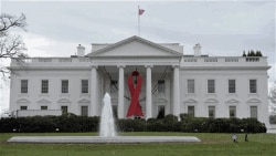 Jan kyalle na nuna goyon baya ga yaki da cutar SIDA ko Kanjamau da aka daura a kofar fadar shugaban Amurka ta White House, talata 30 Nuwamba, 2010