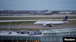 យន្តហោះ​របស់​ក្រុមហ៊ុន United Airlines ចុះ​ចត​នៅ​ព្រលាន​យន្តហោះ​អន្តរជាតិ O'Hare នៅ​ក្នុង​ក្រុង Chicago រដ្ឋ Illinois កាលពី​ថ្ងៃទី១១ ខែមេសា ឆ្នាំ២០១៧។