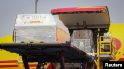 Seorang pekerja membongkar kotak vaksin COVID-19 Pfizer di Bandara Soekarno Hatta di Tangerang, 19 Agustus 2021. (Foto: Antara Foto/Fauzan/via Reuters)