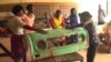 Des apprenties dans un atelier à Ouagadougou, au Burkina Faso, le 3 octobre 2018. (VOA/Issa Napon)