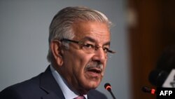 លោក Khawaja Asif រដ្ឋ​មន្ត្រី​ការ​បរទេស​ប៉ាគីស្ថាន​ធ្វើ​សន្និសីទ​កាសែត​មួយ​នៅ​ថ្ងៃ​បញ្ចប់​នៃ​សន្និសីទ​រយៈពេល​៣ថ្ងៃ នៅ​ក្នុង​ក្រុង​អ៊ីស្លាម៉ាបាដ កាលពី​ថ្ងៃទី៧ ខែកញ្ញា ឆ្នាំ២០១៧។