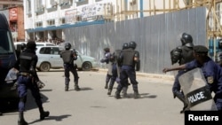 La police procède à des arrestations après des émeutes à Lubumbashi, dans l’ex-province du Katanga, 13 mai 2016. 