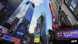 Persiapan acara perayaan tahun baru di Times Square, New York. 