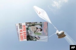 한국 대북단체와 탈북민들이 북한에 날려보내는 대북전단의 모습. (자료화면)