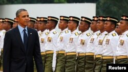 ប្រធានាធិបតី​អាមេរិក Barack Obama ត្រួត​ពល​នៅ​ក្នុង​ពិធី​ស្វាគមន៍​មួយ​នៅ​​ទីលាន​សភា​ជាតិ​ម៉ាឡេស៊ី​ក្នុង​ទី​ក្រុង​គូឡាឡាំពួរ​ កាល​ពី​ថ្ងៃ​សៅរ៍​ទី​២៦ ខែ​មេសា ឆ្នាំ​២០១៤។