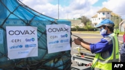Un travailleur manipule des boîtes de vaccins COVID-19, livrés dans le cadre du programme de distribution équitable de vaccins COVAX, à l'aéroport international d'Ivato, à Antananarivo, Madagascar, le 8 mai 2021.
