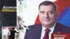 ARHIVA - Radnik uklanja plakat sa likom Milorada Dodika po završetku izbora u Banja Luci, 3. oktobra 2022. (Foto: AP/Darko Vojinović)
