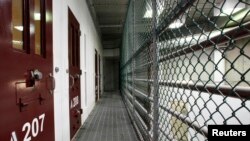 Bagian dalam penjara di pangkalan angkatan laut AS di Teluk Guantanamo. (Reuters/Bob Strong)