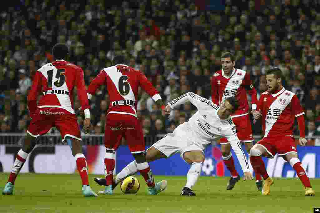 Cristiano Ronaldo du Real Madrid, au centre, en action lors d'un match de football de la Liga espagnole entre le Rayo Vallecano et le Real Madrid au stade Santiago Bernabeu à Madrid, Espagne, le samedi 8 novembre 2014.