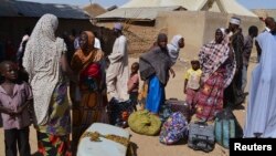 Personnes déplacées par les violences de Boko Haram, dans un camp à Mararaba Madagali, au Nigeria, le 18 février 2014.