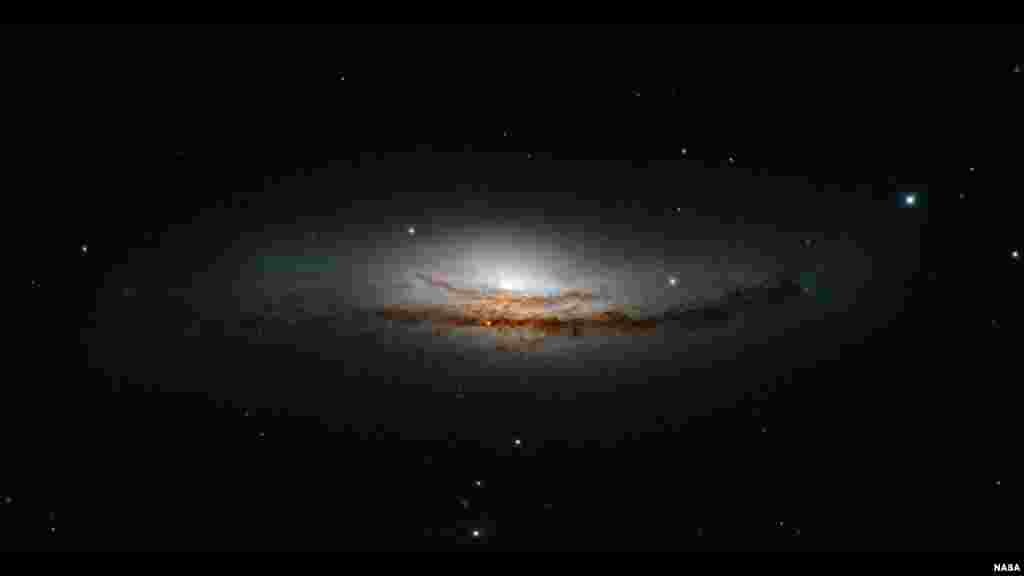 Gambar baru Hubble ini berpusat pada NGC 5793, galaksi spiral yang berjarak lebih dari150 juta tahun cahaya di rasi bintang Libra. Galaksi ini memiliki dua fitur mencolok: lintasan debu yang indah dan pusatnya yang sangat terang &mdash; lebih terang dari dari galaksi kita sendiri, atau dari kebanyakan galaksi spiral yang kita amati (Foto Kredit: NASA, ESA, dan E. Perlman (Institut Teknologi Florida). 