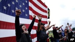Članovi grupe Ponosni dkečaci na protestu u Portlandu
