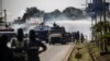 Des policiers et un canon à eau de la police anti-émeute déployés à Libreville, le 31 août 2016 .