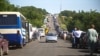 Автомобільна черга з території, що контролюється угрупованнями «ДНР» та «ЛНР» до українського пункту пропуску біля Артемівська. 11 червня 2015 року