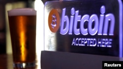 Un panneau indiquant l'acceptation du paiement par Bitcoin, en Australie, le 29 septembre 2015.