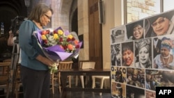 La maire du Cap, Patricia de Lille, apporte des fleurs lors du mémorial pour Winnie Madikizela-Mandela, au Cap, le 3 avril 2018.