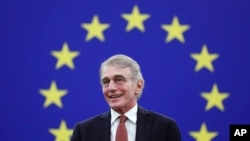 Presiden Parlemen Eropa David Sassoli di Gedung Parlemen Eropa di Strasbourg, Perancis, 15 Desember 2021. (Julien Warnand/Pool Photo via AP)