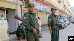 Dalam foto tertanggal 8/9/2009 terlihat tentara etnis Kokang berdiri di sebuah pasar yang sepi. Bentrokan terjadi antara pasukan Myanmar dan pemberontak etnis Kokang menewaskan 47 tentara pemerintah hari Jumat (13/2). 