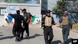 Polisi Afghanistan tiba di lokasi serangan di Universitas Kabul di Kabul, Afghanistan, Senin, 2 November 2020. (Foto: AP)