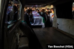 Tijelo aktiviste Mazena al-Hamade odneseno je iz mrtvačnice u centru Damaska, u Siriji, na posljednju molitvu prije njegove sahrane, 13. decembra 2024.