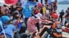 အင်ဒိုနီးရှားနိုင်ငံ၊ အာချေးပြည်နယ်ထဲသောင်တင်လာတဲ့ ရိုဟင်ဂျာဒုက္ခသည်တွေကို ဒေသခံကယ်ဆယ်ရေးဝန်ထမ်းတွေက ကုန်းမြေပေါ်ကိုနေရာရွှေ့ပြောင်းပေးနေစဥ်။ (အောက်တိုဘာ ၂၄၊ ၂၀၂၄)