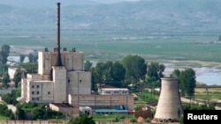 Reaktor nuklir di Yongbyon, Korea Utara, sebelum menara pendingin (kanan) dihancurkan. (Foto: Dok)