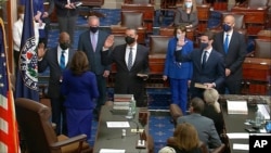 អ្នកស្រី​អនុ​ប្រធានាធិបតី Kamala Harris បាន​ដឹកនាំ​ការស្បថ​ចូល​កាន់​តំណែង​របស់​សមាជិក​ព្រឹទ្ធសភា​៣រូប គឺ​លោក Raphael Warnock លោក Alex Padilla និង​លោក Jon Ossoff នៅ​វិមាន​សភា​កាពីតូល​ក្នុង​រដ្ឋធានី​វ៉ាស៊ីនតោន នៅ​ថ្ងៃទី២០ ខែមករា ឆ្នាំ២០២១។