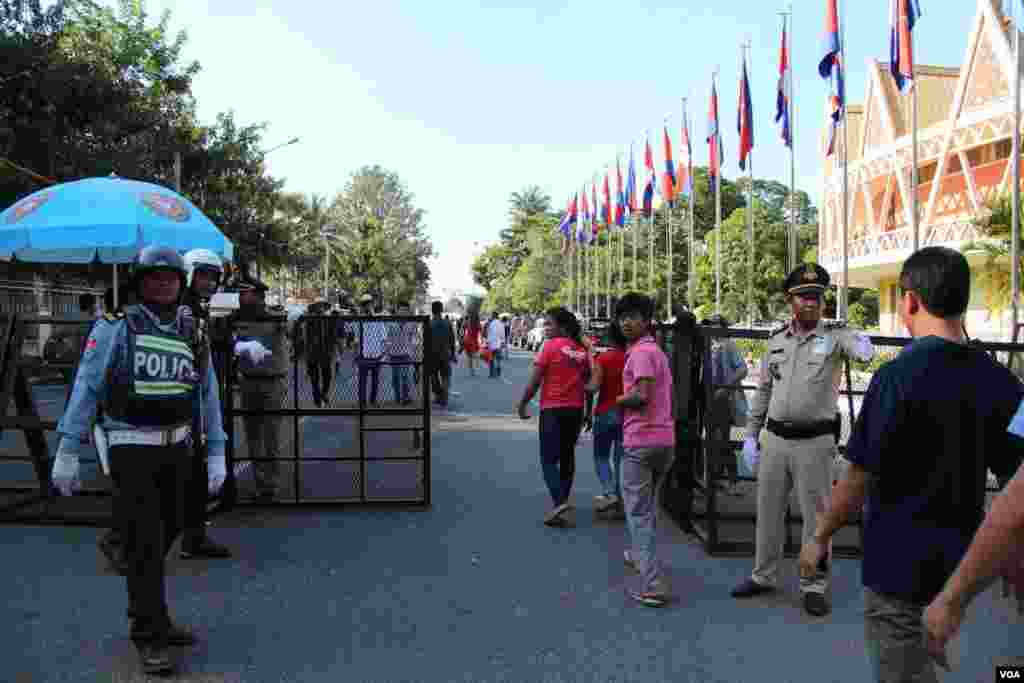 ទិដ្ឋភាព​ទូទៅ​នៅ​ក្បែរ​ព្រះបរម​រាជវាំង​ក្នុង​ថ្ងៃ​ទី​មួយ​នៃ​ព្រះរាជ​ពិធី​បុណ្យ​អុំទូក​នៅ​រាជធានី​ភ្នំពេញ​នៃ​ប្រទេស​កម្ពុជា នៅ​ថ្ងៃ​ទី៥ ខែវិច្ឆិកា​ ឆ្នាំ២០១៤។​ (នូវ ពៅលក្ខិណា VOA)