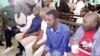 Les membres du FNDC avant leur libération à Conakry, Guinée, le 28 novemvre 2019. (VOA/Zakaria Camara)