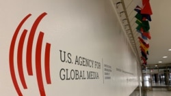 Logoja e USAGM shfaqet në hollet e godinës