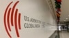 Logoja e USAGM (Agjensisë së Shteteve të Bashkuara për Mediat Globale) në hollet e Zërit të Amerikës