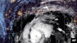 Citra satelit yang disediakan oleh National Oceanic and Atmospheric Administration (NOAA) ini menunjukkan Badai Tropis Zeta, Rabu, 28 Oktober 2020, pukul 10:52 GMT (06:52 EDT). (NOAA / NESDIS / STAR melalui AP)