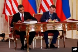 Predsjednik Barack Obama, lijevo, i ruski predsjednik Dmitrij Medvedev potpisuju novi sporazum START u Praškom dvorcu u Pragu, 8. aprila 2010.