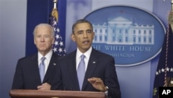 Presiden Amerika Barack Obama dan Wakil President Joe Biden (kiri), memberi keterangan kepada pers seusai kesepakatan penyelesaian jurang fiskal (1/1).